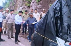 Chingus Road Mishap: DC Rajouri meets injured, vi...