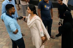 "Itni goli marungi...": UP woman points revolver ...