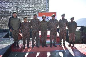 Eastern Army Commander visits forward areas in Si...