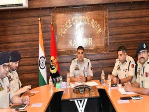 Kashmir Police reviews security preperations ahea...