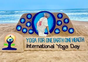 Sand artist creates yoga sculpture of PM Modi at ...