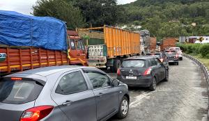 Traffic resumed on Jammu-Srinagar national highwa...