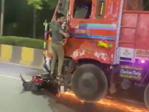 Hyderabad hit-and-run: Man stands on speeding tru...