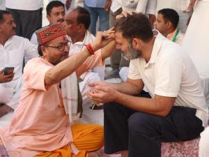 Lok Sabha polls: Congress leaders offer prayers a...