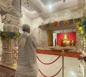 Lt Governor visits Ayodhya, Has Darshan at Lord S...