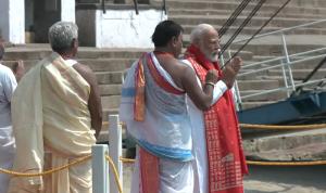 PM Narendra Modi offers prayers at Dashashwamedh ...
