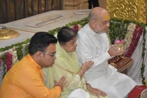 Amit Shah offers prayers at Somnath Temple, perfo...