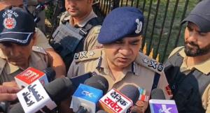 Senior police officials distribute water among Sh...