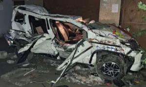 Eight killed, 2 injured as SUV collides with wall...