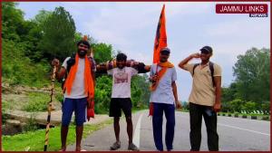 Faith overtakes fear as UP devotee undertakes fir...