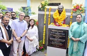 CM Omar Abdullah unveils statue of Late Kuldeep K...