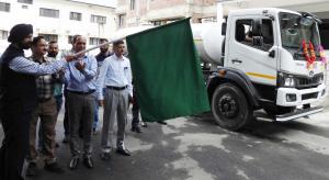 DC Doda flags off water tanker for Gandoh to stre...