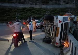 1 dead, 18 injured after tourist vehicle overturn...
