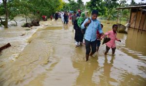 Flood situation in Assam deteriorates, 2 lakh peo...