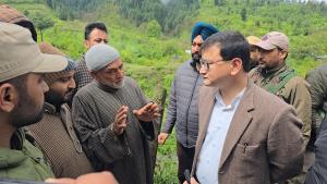 DC Baramulla visits landslide hit Baramulla-Baba ...
