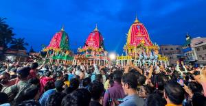 Day after stampede, thousands make beeline to hav...