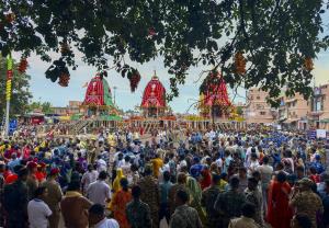 Day after stampede, thousands make beeline to hav...