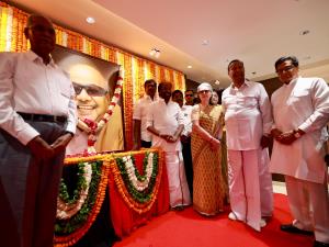 Sonia Gandhi, Rahul Gandhi pay tribute to former ...