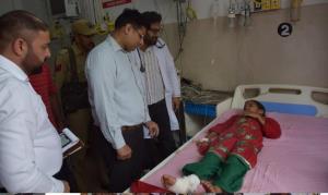 DC meets injured children at District Hospital Po...