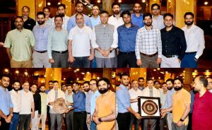 Srinagar administration bids emotional adieu to o...
