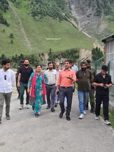 Secretary RDD visits Baltal; reviews preparations...