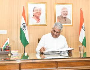 Bhupender Yadav takes charge as Minister of Envir...