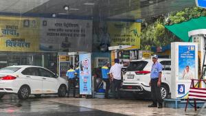Fuel ban for end-of-life vehicles kicks in Delhi