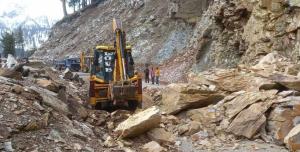 Mughal road continues to be shut due to bad weath...