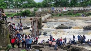 Pune river bridge collapse: 4 dead, crowd ignored...