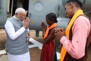PM Narendra Modi meets local fruit seller Mohini ...
