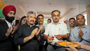 Div Com inaugurates Jashn e Hunar at Jammu Haat: ...