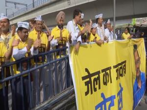 "Jail Ka Jawab Vote Se": AAP workers stage protes...