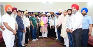 40 member Sikh delegation calls on Lt Governor