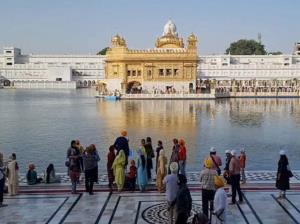 Devotees flock to Golden Temple on occasion of Gu...