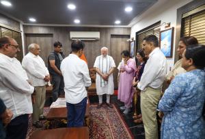 "We worked shoulder to shoulder" PM Modi meets fa...