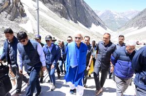 Lt Governor undertakes pilgrimage of Shri Amarnat...