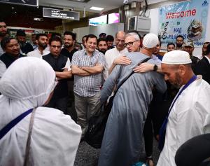 CM Omar Abdullah receives first batch of Hajj Pil...