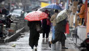 Rains continue as temperature drops in Jammu & Ka...