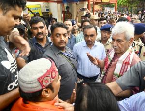 Lt Governor visits Yatri Niwas at Bhagwati Nagar ...