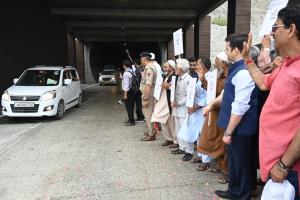 Amarnath yatris on way to shrine get warm recepti...
