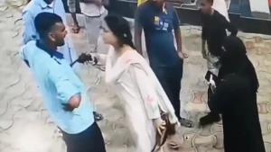 "Itni goli marungi...": UP woman points revolver ...
