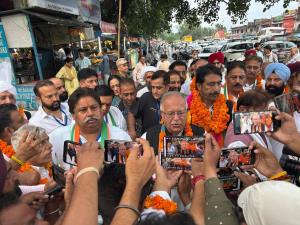 Over 160 J&K Congress leaders leave for Delhi to ...