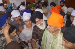 LG Manoj Sinha visits Poonch shelling victims, pr...