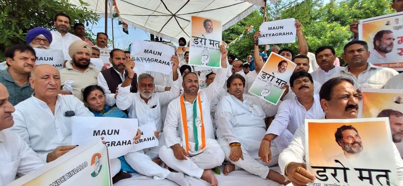 Congress Protest: लोकसभा से विपक्षी दलों के 146 सांसदों के निलंबन के खिलाफ कांग्रेस नेताओं ने किया अनूठा प्रदर्शन, मुहं पर काली पट्टी बांधकर जताया विरोध