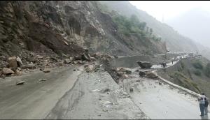 Traffic movement halted on Jammu-Srinagar highway...