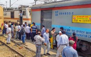 Train engine derails at Jammu railway station