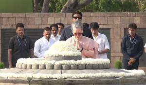 Sonia Gandhi, Mallikarjun Kharge pay homage to fo...