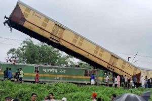 West Bengal train accident: Railway minister anno...
