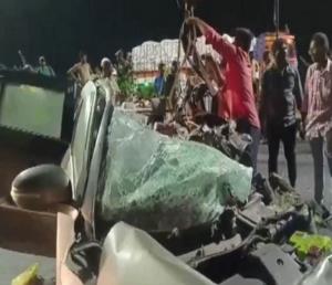 Three killed after a speeding car hits lorry in N...