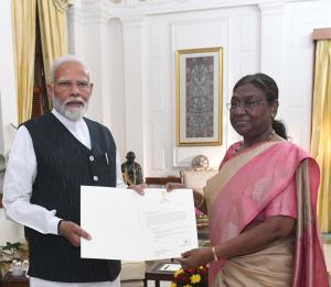 PM Modi meets President Murmu, stakes claim to fo...